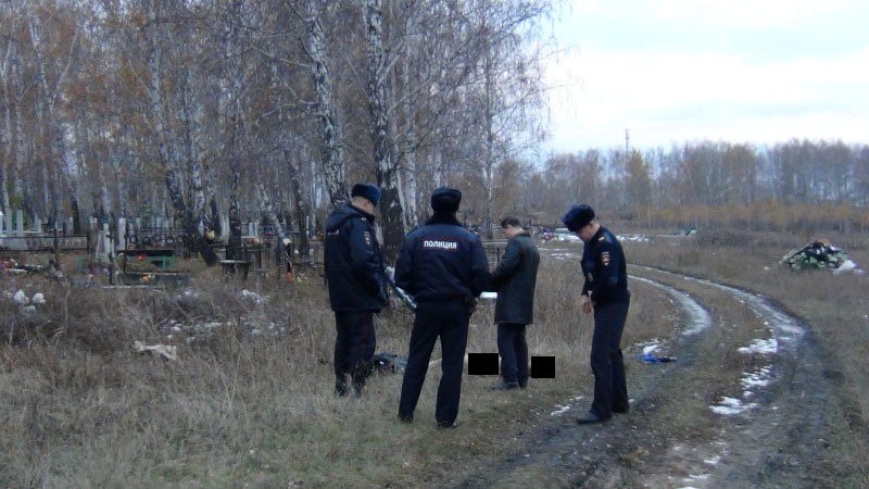 На чебаркульском кладбище найдена обнаженная женщина с разрубленной головой