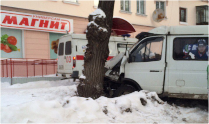 В Магнитогорске маршрутка въехала в дерево