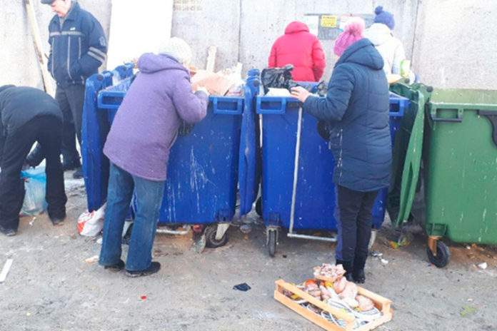chelyabinsk-pensioneryi Челябинские пенсионеры выстроились в очередь у мусорных баков