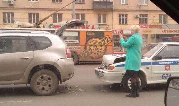 В Челябинске машина ДПС врезалась в кроссовер
